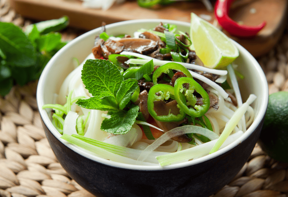 Vegan Hu Tieu includes sweet broth, mushrooms, tofu, and wontons, paired with chilli soy sauce, creating a spicy yet satisfying flavor (Source: Canva)